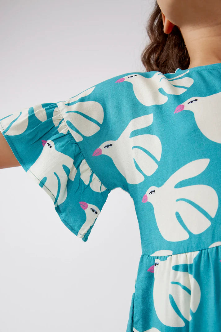 Vestido corto de niña en rayón LENZING™ ECOVERO™ estampado Dove - 41418